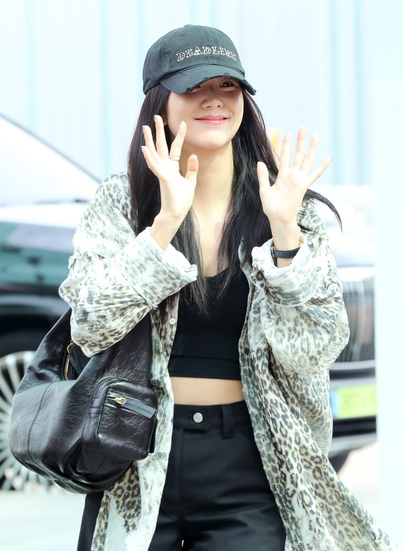 파리로 떠나는 블랙핑크 제니-지수, 드레스코드는 '블랙' [뉴시스Pic]