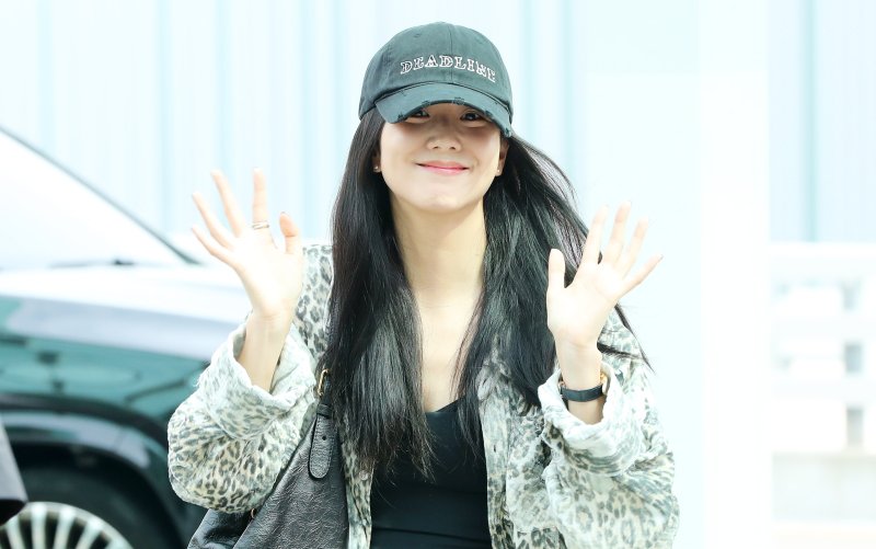 파리로 떠나는 블랙핑크 제니-지수, 드레스코드는 '블랙' [뉴시스Pic]
