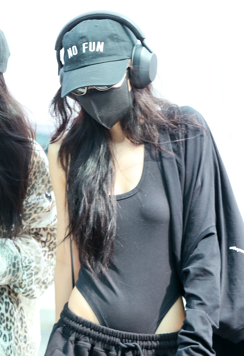 파리로 떠나는 블랙핑크 제니-지수, 드레스코드는 '블랙' [뉴시스Pic]