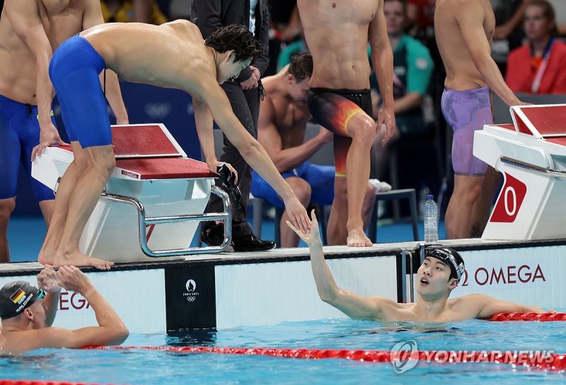 2024 파리 올림픽 계영 800m 결승 경기 후 김우민(오른쪽)과 황선우의 모습. (출처=연합뉴스)