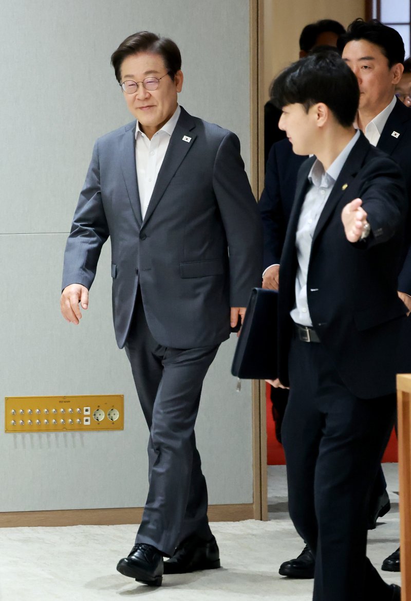 [서울=뉴시스] 고범준 기자 = 이재명 대통령이 1일 서울 용산 대통령실 청사에서 열린 전국 시도지사 간담회에 입장하고 있다. (대통령실통신사진기자단) 2025.08.01. bjko@newsis.com