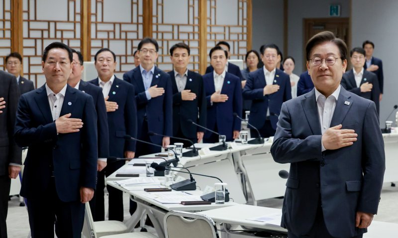 [서울=뉴시스] 고범준 기자 = 이재명 대통령이 1일 서울 용산 대통령실 청사에서 열린 전국 시도지사 간담회에서 국민의례를 하고 있다. (대통령실통신사진기자단) 2025.08.01. bjko@newsis.com