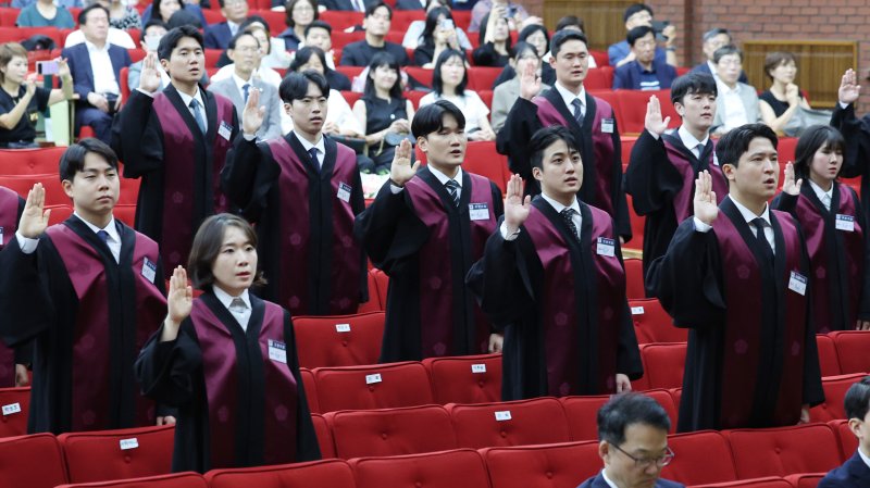 [과천=뉴시스] 김진아 기자 = 1일 경기 정부과천청사 법무부에서 열린 2025 하반기 신임검사 임관식에서 신임 검사들이 선서를 하고 있다. 2025.08.01. bluesoda@newsis.com