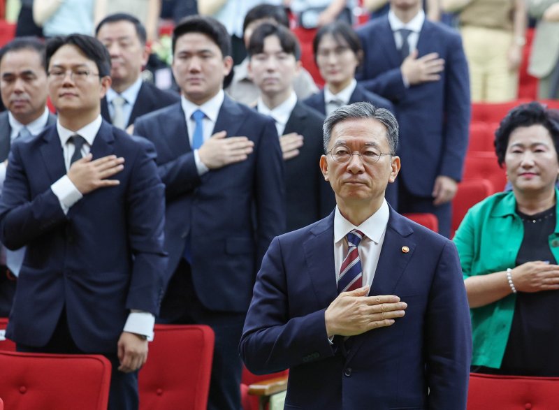 [과천=뉴시스] 김진아 기자 = 정성호 법무부 장관이 1일 경기 정부과천청사 법무부에서 열린 2025 하반기 신임검사 임관식에서 국민의례를 하고 있다. 2025.08.01. bluesoda@newsis.com