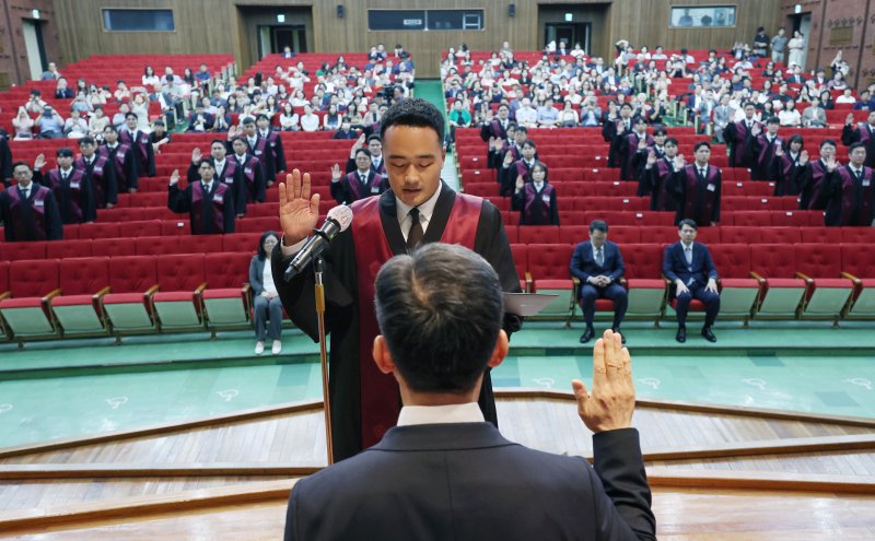 [과천=뉴시스] 김진아 기자 = 1일 경기 정부과천청사 법무부에서 열린 2025 하반기 신임검사 임관식에서 신임 검사들이 선서를 하고 있다. 2025.08.01. bluesoda@newsis.com