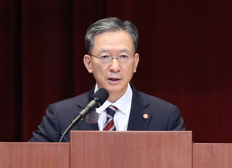[과천=뉴시스] 김진아 기자 = 정성호 법무부 장관이 1일 경기 정부과천청사 법무부에서 열린 2025 하반기 신임검사 임관식에서 인사말을 하고 있다. 2025.08.01. bluesoda@newsis.com
