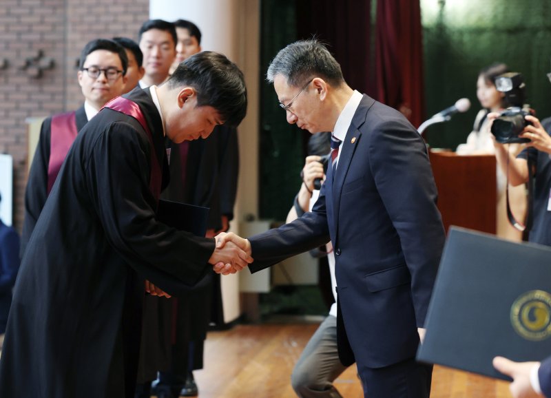 [과천=뉴시스] 김진아 기자 = 정성호 법무부 장관이 1일 경기 정부과천청사 법무부에서 열린 2025 하반기 신임검사 임관식에서 신임 검사들에게 임명장을 수여하고 있다. 2025.08.01. bluesoda@newsis.com