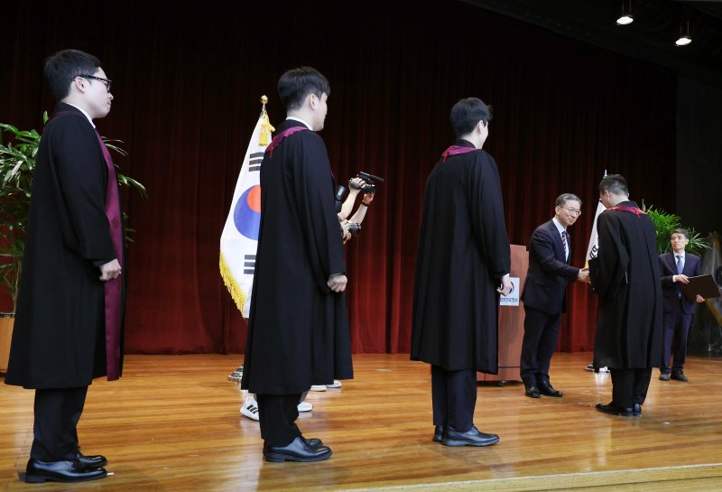 [과천=뉴시스] 김진아 기자 = 정성호 법무부 장관이 1일 경기 정부과천청사 법무부에서 열린 2025 하반기 신임검사 임관식에서 신임 검사들에게 임명장을 수여하고 있다. 2025.08.01. bluesoda@newsis.com