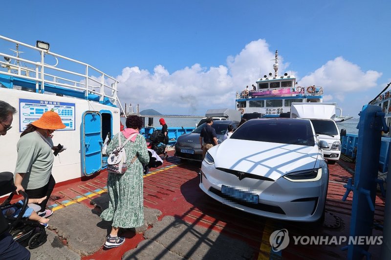 우도도항선 선적하는 전기렌터카 (출처=연합뉴스)