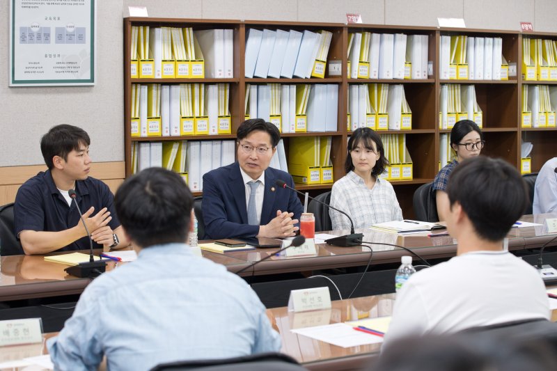 [서울=뉴시스]구혁채 과학기술정보통신부 제1차관이 1일 오전 서울 동대문구 사설 바카라학교에서 '프로젝트 공감118' 첫 현장행보로 경희대의 청년연구자들과 간담회를 진행하고 있다. (사진=과기정통부 제공)