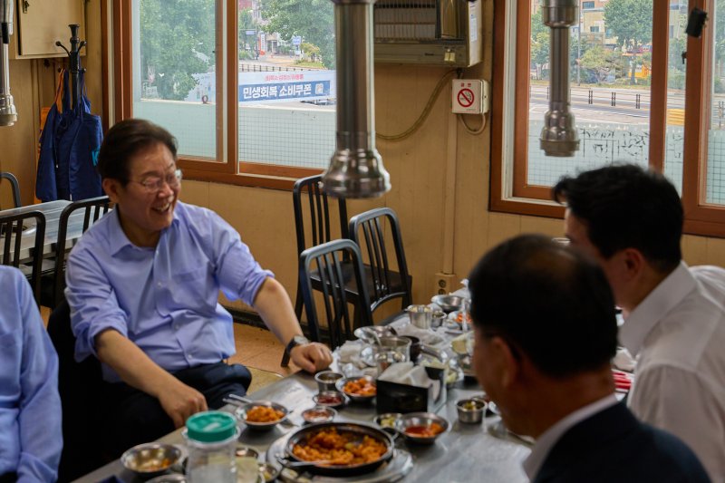 이재명 대통령이 지난 31일 서울 용산 대통령실 인근 식당에서 강훈식 비서실장을 비롯한 참모진들과 점식식사를 하고 있다. (이재명 대통령 SNS. 재판매 및 DB금지) 2025.8.1/뉴스1 ⓒ News1 이재명 기자