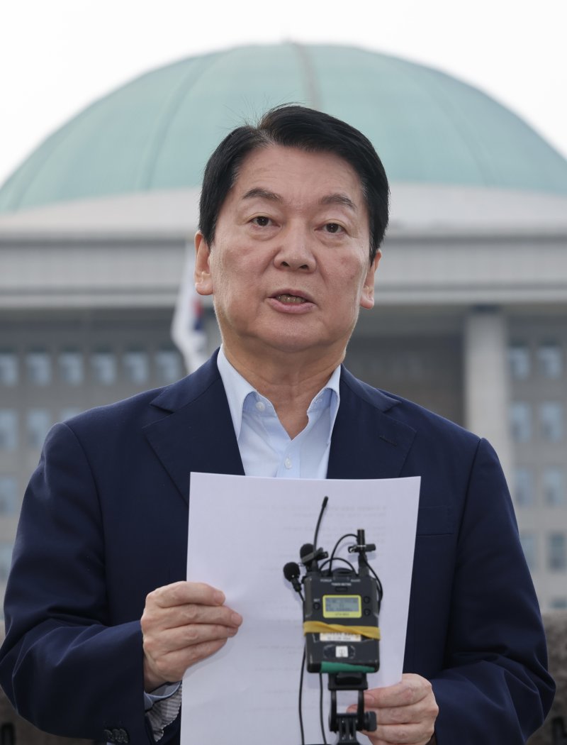 [서울=뉴시스] 김명년 기자 = 안철수 국민의힘 의원이 29일 오후 서울 여의도 국회에서 내란 특검 관련 및 당대표 출마 선언 기자회견을 하고 있다. 2025.07.29. kmn@newsis.com