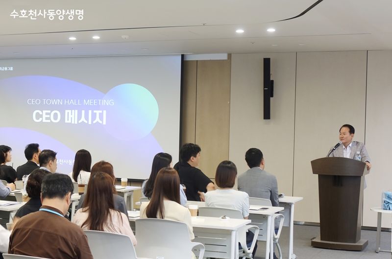 성대규 동양생명 대표이사가 1일 서울 종로구 그랑서울 본사에서 열린 타운홀 미팅에서 임직원들과 소통하고 있다./사진=동양생명