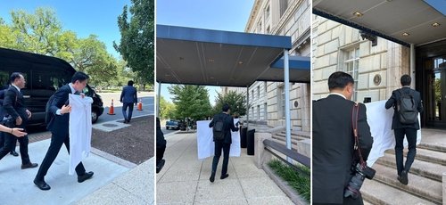 '마스가'(MASGA) 프로젝트 내용이 담긴 패널 옮기는 한국 협상단 (출처=연합뉴스)