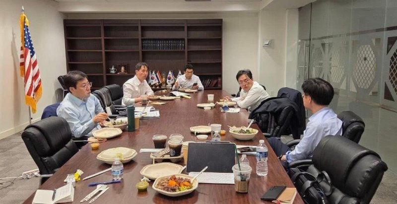 뉴욕 총영사관에서 도시락을 먹으며 주요 이슈를 정리하는 모습 (출처=연합뉴스)