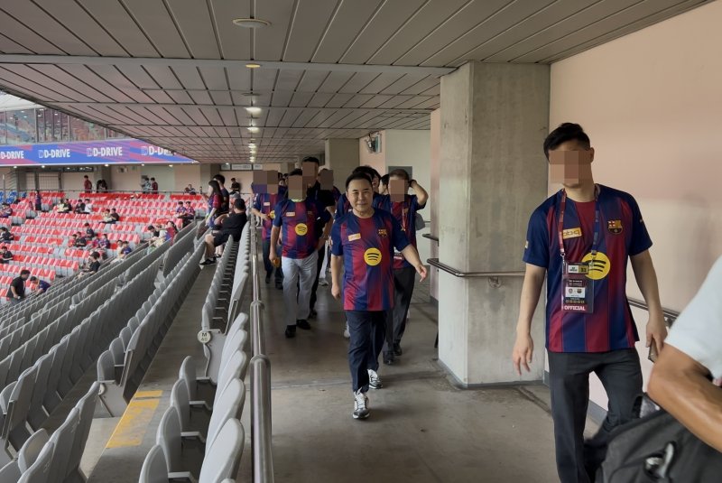 [서울=뉴시스] 윤홍근 제너시스BBQ그룹 토토 바카라 사이트이 지난달 31일 서울월드컵경기장에서 열린 FC바르셀로나와 FC서울의 친선경기 시작 전 가맹점주들과 관중들에게 인사를 하기 위해 관중석을 돌아다니는 모습. 2025.08.01. kms@newsis.com. *재판매 및 DB 금지