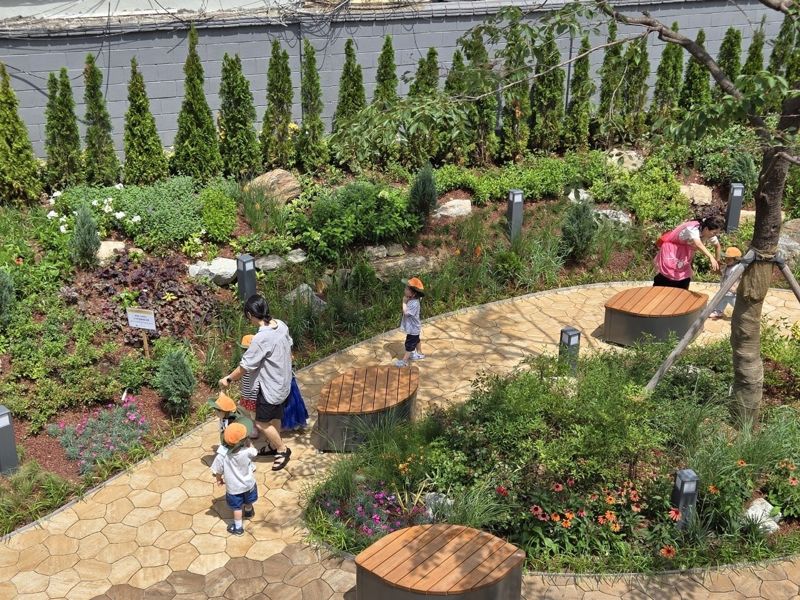 서울시가 광진구 구의동 24-7번지 자투리땅에 조성 한 정웡에 시민들이 나들이를 나와 있다. 서울시 제공