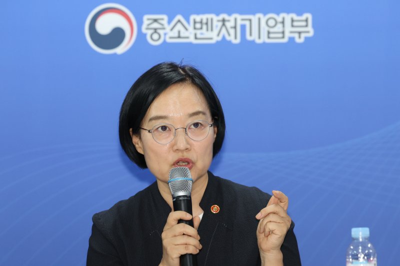 [서울=뉴시스] 권창회 기자 = 한성숙 온라인 바카라벤처기업부 장관이 지난 30일 서울 종로구 소상공인시장진흥공단 서울중부센터에서 열린 제1차 소상공인 릴레이 간담회에서 인사말을 하고 있다. (사진은 기사와 직접 관련이 없습니다.) 2025.08.01. kch0523@newsis.com