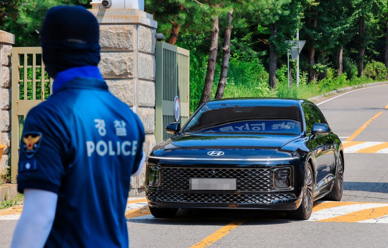 [서울=뉴시스] 황준선 기자 = 1일 오전 윤석열 전 대통령에 대한 체포 영장 집행에 실패한 김건희 특검(민중기 특별검사)팀이 탄 차량이 경기 의왕시 서울구치소를 빠져나가고 있다. (공동취재) 2025.08.01. photo@newsis.com