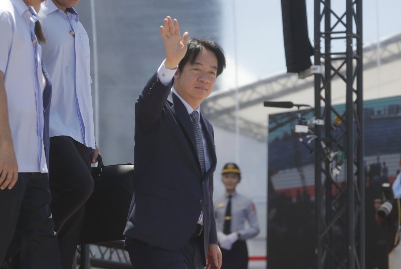 [가오슝=AP/뉴시스] ﻿﻿미국이 이달 1일부터 대만에 20%의 관세를 부과하기로 한 데 대해 라이칭더 대만 총통은 해당 조치는 ‘임시 세율’이며, 양측이 최종 합의에 도달할 경우 인하될 가능성이 있다고 밝혔다. 사진은 라이 총통이 지난 6월 8일 가오슝 인근에서 해상훈련 참석자들을 향해 손을 흔드는 모습. 2025.08.01