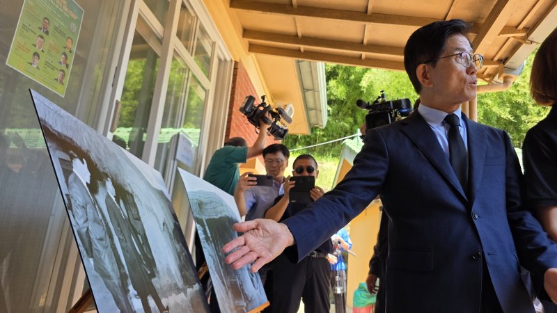 1일 경북 구미시에 있는 박정희 대통령 생가를 방문한 김문수 국민의힘 당 대표 후보가 생가를 둘러보고 있다. 2025.8.1/뉴스1 ⓒ News1 정우용 기자