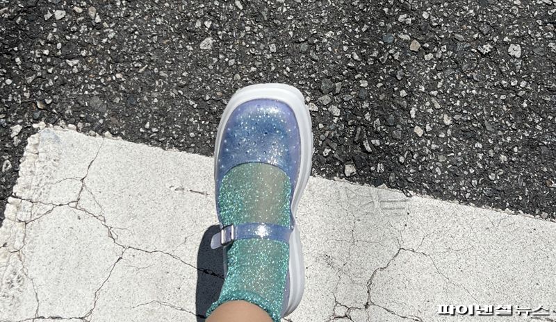 20년전 유행했던 '그 신발', 올 여름 MZ들 강타..직접 신어봤더니 [체험기]