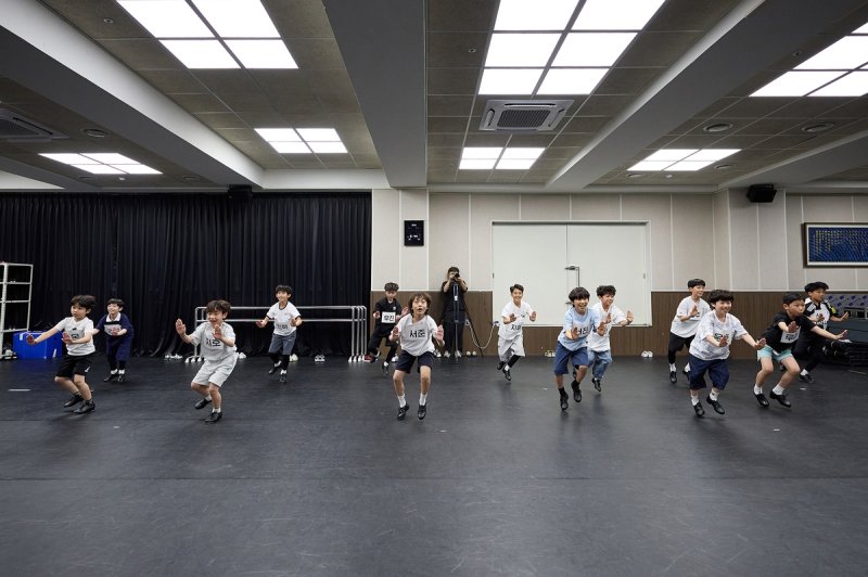 탭댄스 추는 빌리와 마이클 역 후보 아역들 (출처=연합뉴스)