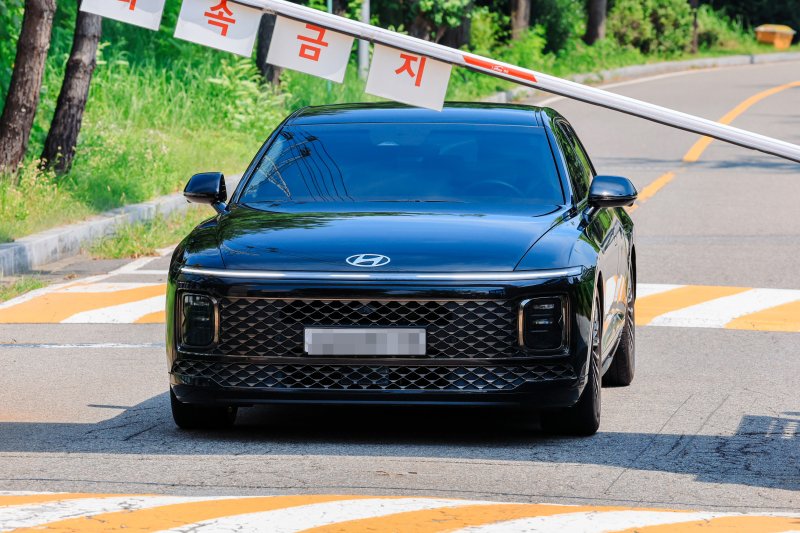 김건희 여사의 각종 의혹을 수사하는 김건희 특검팀(특별검사 민중기)의 윤석열 전 대통령에 대한 체포영장 집행이 실패한 1일 오전 경기도 의왕 서울구치소에서 특검팀이 탄 차량이 서울구치소를 빠져나가고 있다. (공동취재) 2025.8.1/뉴스1 ⓒ News1 김성진 기자