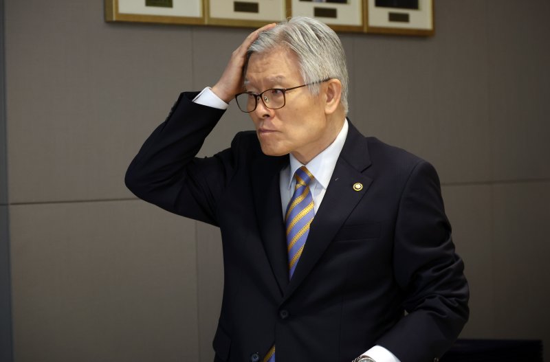 [세종=뉴시스] 강종민 기자 = 최동석 인사혁신처장이 30일 세종시 정부세종청사에서 열린 차관급 임명장 수여식에 참석, 머리를 만지며 이동하고 있다. 2025.07.30. ppkjm@newsis.com