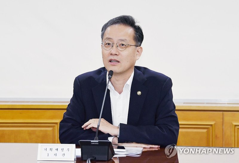 거시경제금융회의 주재하는 이형일 차관 (출처=연합뉴스)