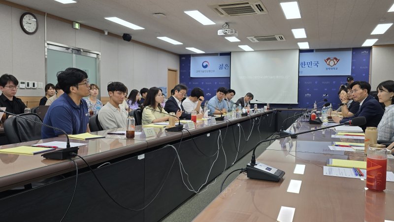 1일 구혁채 과학기술정보통신부 제1차관은 경희대 박은정 교수실을 방문 후 '프로젝트 118 공감 간담회'를 가졌다. 박은정 교수 및 신진 연구자 10여명이 이공계 인재 정책 관련 제언을 구 차관에게 전달했다./뉴스1 ⓒNews1 윤주영 기자