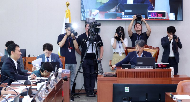 [서울=뉴시스] 김금보 기자 = 이춘석 국회 법제사법위원회 위원장이 1일 서울 여의도 국회에서 열린 법제사법위원회 전체회의에서 의사봉을 두드리고 있다. 2025.08.01. kgb@newsis.com