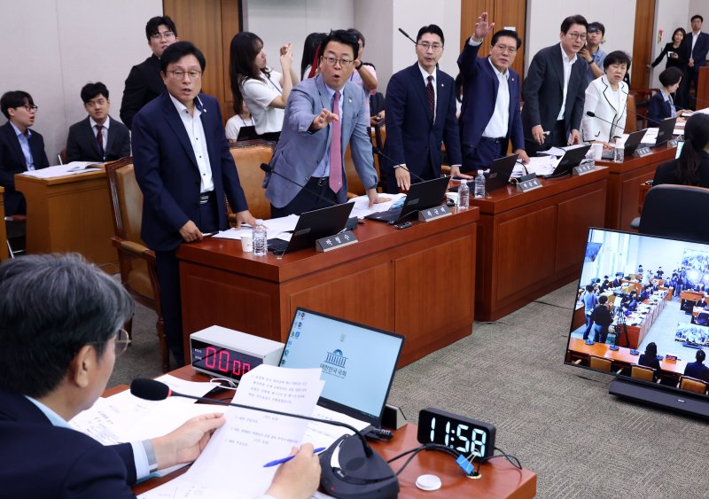 [서울=뉴시스] 김금보 기자 = 박형수(왼쪽) 국회 법제사법위원회 국민의힘 간사와 의원들이 1일 서울 여의도 국회에서 열린 법제사법위원회 전체회의에서 방송3법에 대한 토론이 더불어민주당 주도로 종결되자 이춘석 위원장에게 항의를 하고 있다. 2025.08.01. kgb@newsis.com