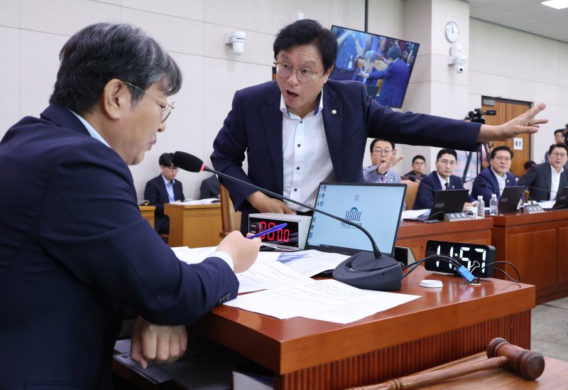 [서울=뉴시스] 김금보 기자 = 박형수(오른쪽) 국회 법제사법위원회 국민의힘 간사가 1일 서울 여의도 국회에서 열린 법제사법위원회 전체회의에서 방송3법에 대한 토론이 더불어민주당 주도로 종결되자 이춘석 위원장에게 항의를 하고 있다. 2025.08.01. kgb@newsis.com