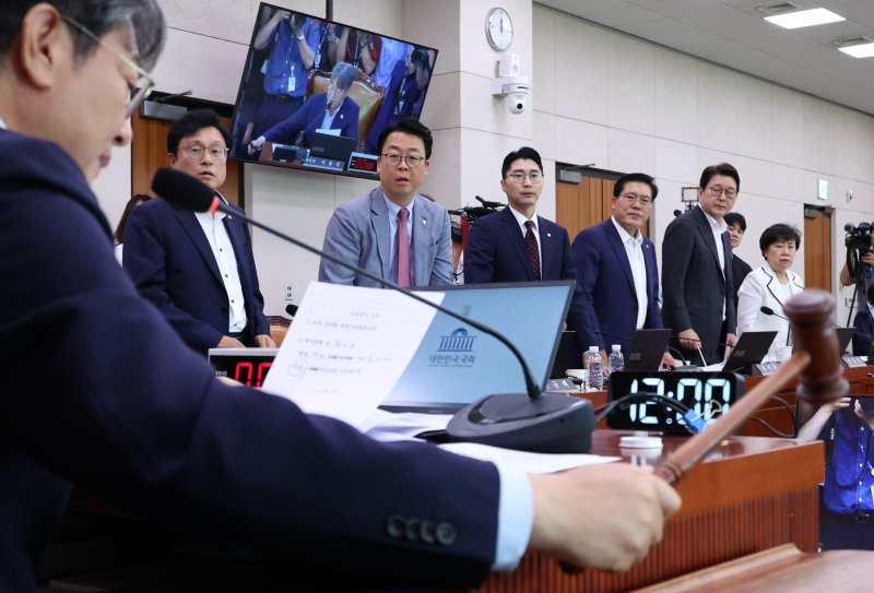 [서울=뉴시스] 김금보 기자 = 1일 서울 여의도 국회에서 열린 법제사법위원회 전체회의에서 이춘석 위원장이 토론을 종결시키고 방송3법을 거수표결로 통과시키자 국민의힘 의원들이 항의하고 있다. 2025.08.01. kgb@newsis.com