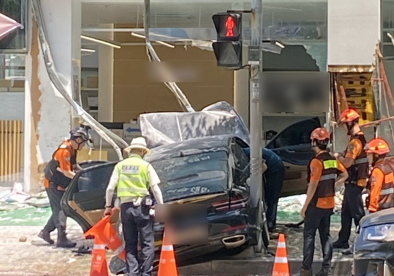 [부산=뉴시스] 인도로 돌진해 상가건물 1층 매장 들이받은 승용차. (사진=독자 제공) 2025.08.01. photo@newsis.com *재판매 및 DB 금지