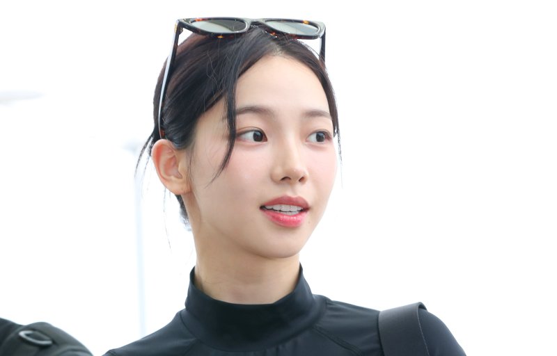 [인천공항=뉴시스] 김혜진 기자 = 그룹 에스파 카리나가 해외 일정을 위해 1일 인천국제공항을 통해 미국 LA로 출국하고 있다. 2025.08.01. jini@newsis.com
