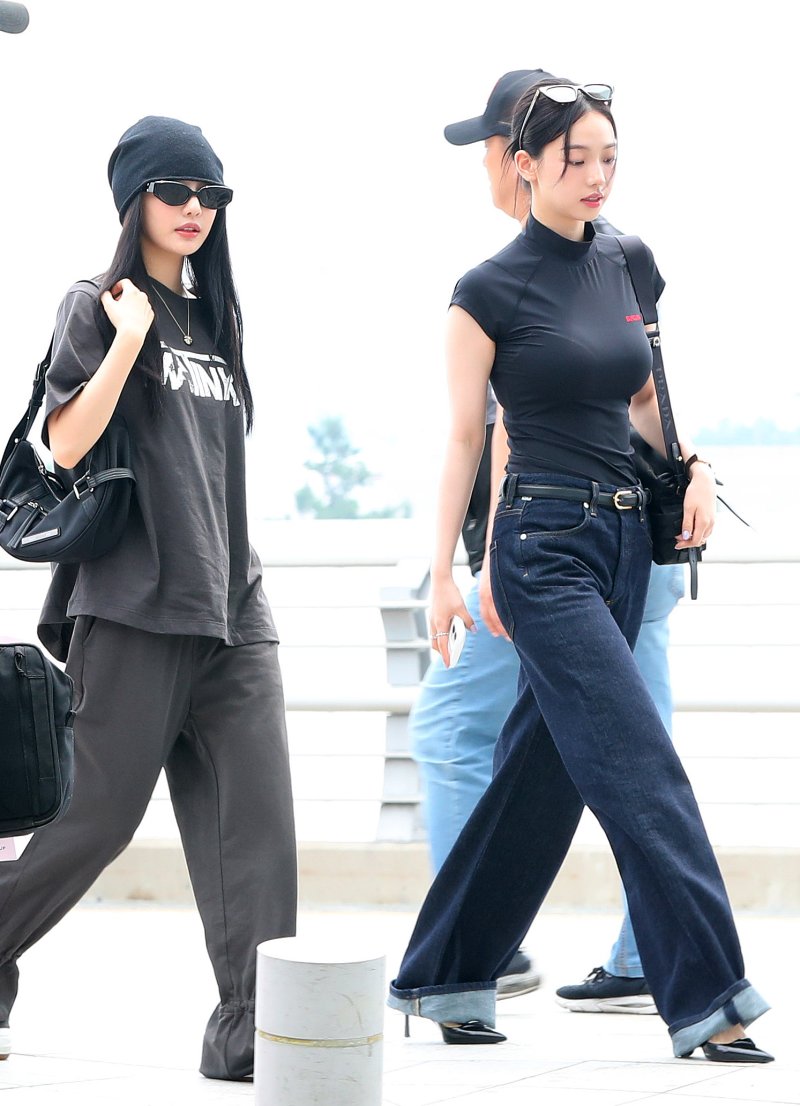 [인천공항=뉴시스] 김혜진 기자 = 그룹 에스파 닝닝(왼쪽), 카리나가 해외 일정을 위해 1일 인천국제공항을 통해 미국 LA로 출국하고 있다. 2025.08.01. jini@newsis.com