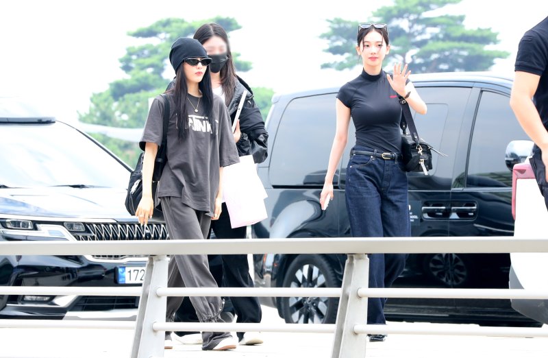 [인천공항=뉴시스] 김혜진 기자 = 그룹 에스파 닝닝(왼쪽), 카리나가 해외 일정을 위해 1일 인천국제공항을 통해 미국 LA로 출국하고 있다. 2025.08.01. jini@newsis.com