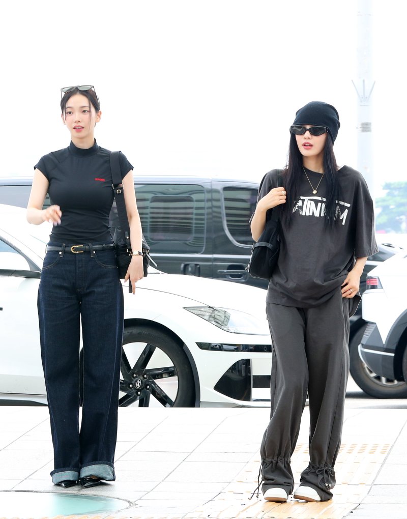 [인천공항=뉴시스] 김혜진 기자 = 그룹 에스파 카리나(왼쪽), 닝닝이 해외 일정을 위해 1일 인천국제공항을 통해 미국 LA로 출국하고 있다. 2025.08.01. jini@newsis.com