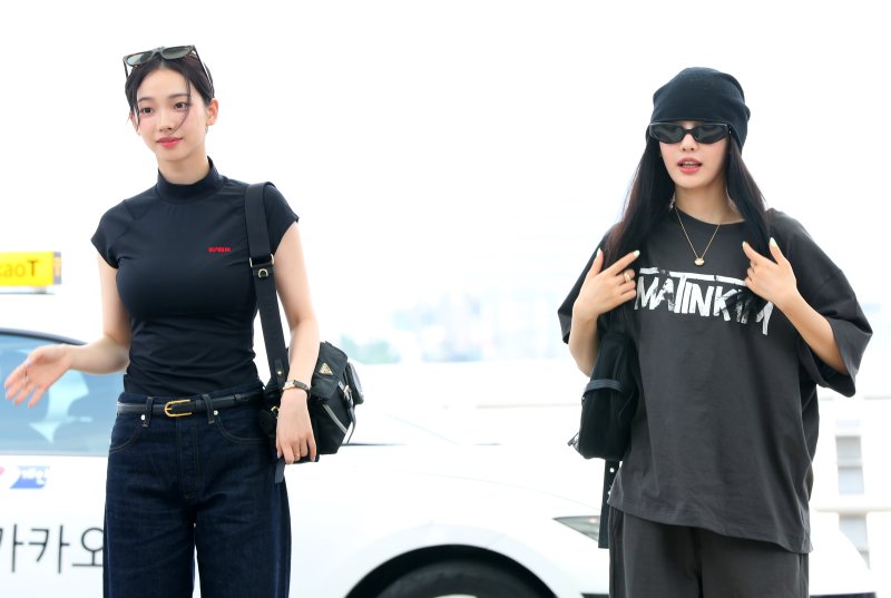 [인천공항=뉴시스] 김혜진 기자 = 그룹 에스파 카리나(왼쪽), 닝닝이 해외 일정을 위해 1일 인천국제공항을 통해 미국 LA로 출국하고 있다. 2025.08.01. jini@newsis.com