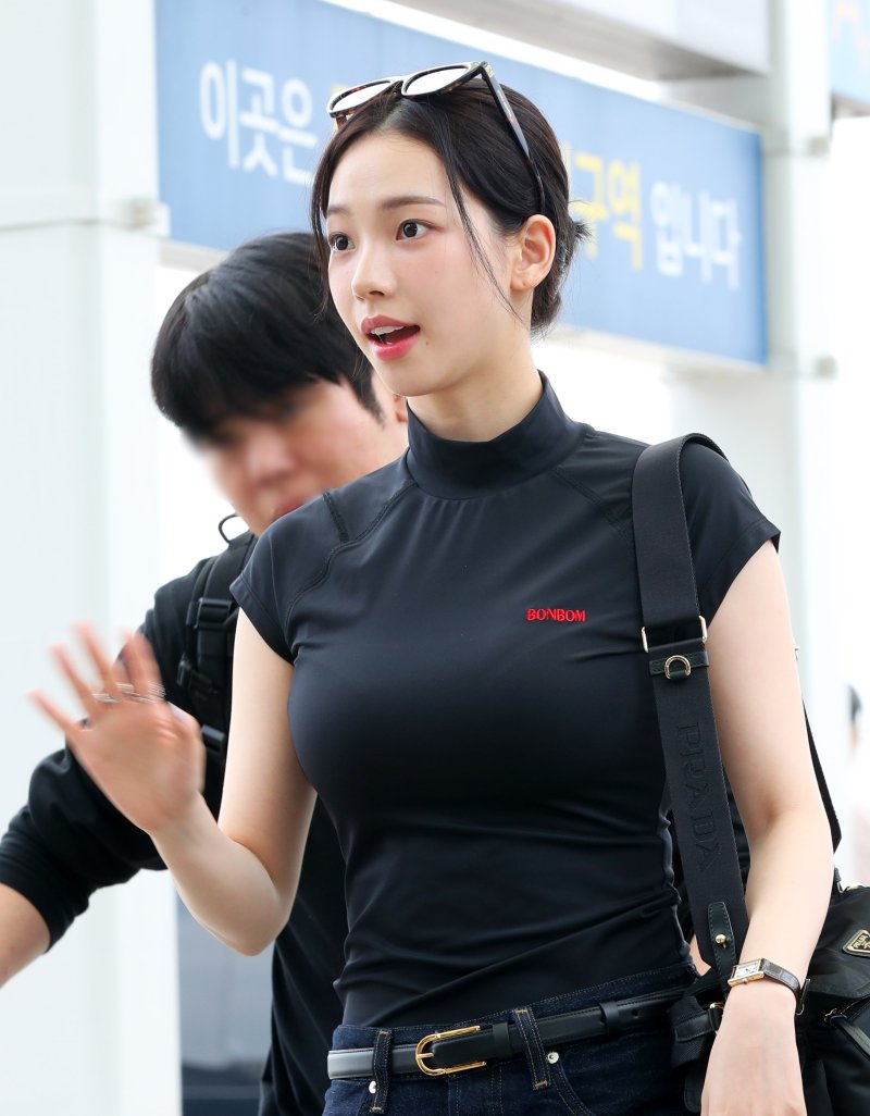 [인천공항=뉴시스] 김혜진 기자 = 그룹 에스파 카리나가 해외 일정을 위해 1일 인천국제공항을 통해 미국 LA로 출국하고 있다. 2025.08.01. jini@newsis.com