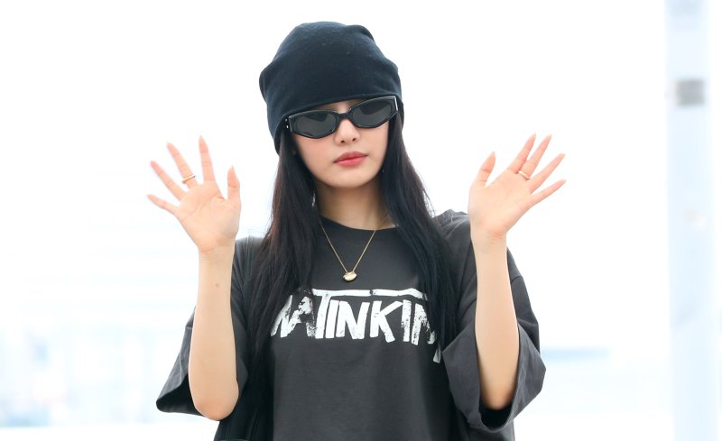 [인천공항=뉴시스] 김혜진 기자 = 그룹 에스파 닝닝이 해외 일정을 위해 1일 인천국제공항을 통해 미국 LA로 출국하고 있다. 2025.08.01. jini@newsis.com