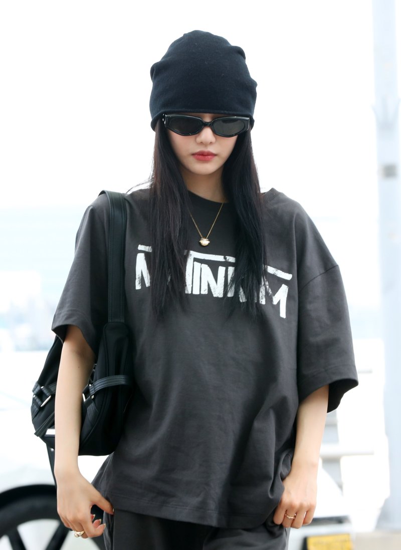 [인천공항=뉴시스] 김혜진 기자 = 그룹 에스파 닝닝이 해외 일정을 위해 1일 인천국제공항을 통해 미국 LA로 출국하고 있다. 2025.08.01. jini@newsis.com