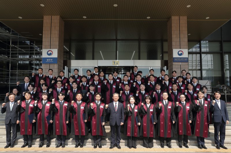 정성호 법무부 장관(앞줄 가운데)이 1일 법무관 전역자 및 경력법조인 등 49명의 경력 검사 신규 임용식을 갖고 기념촬영을 하고 있다. 2025.8.1.ⓒ 뉴스1(법무부 제공)