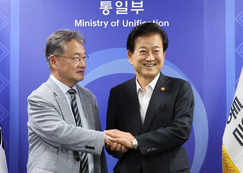 정동영 통일부 장관(오른쪽)이 1일 서울 종로구 정부서울청사에서 조셉 윤 주한미국대사대리를 접견하며 악수하고 있다. 연합뉴스