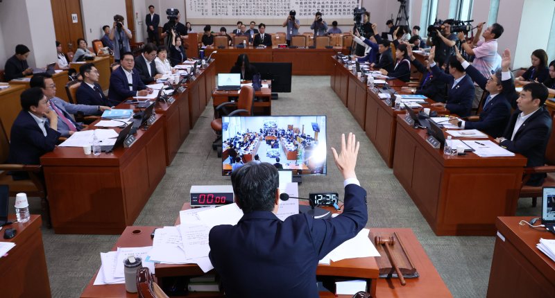 [서울=뉴시스] 김금보 기자 = 1일 서울 여의도 국회에서 열린 법제사법위원회 전체회의에서 '노란봉투법(노동조합 및 노동관계조정법 일부개정법률안)'이 더불어민주당 주도 거수 표결로 통과되고 있다. 2025.08.01. kgb@newsis.com