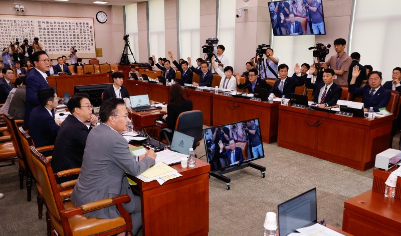 김승원 더불어민주당 법사위 간사를 비롯한 의원들이 31일 오전 서울 여의도 국회에서 열린 법제사법위원회 전체회의에서 전국민 25만원 지원법·노란봉투법 의결에 찬성의 의미로 손을 들고 있다. 2024.7.31/뉴스1 ⓒ News1 안은나 기자