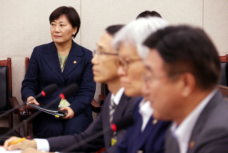 [서울=뉴시스] 조성봉 기자 = 송미령 농림축산식품부 장관이 22일 오후 서울 여의도 국회에서 열린 법제사법위원회 전체회의에 출석해 대기하고 있다. 2025.07.22. suncho21@newsis.com