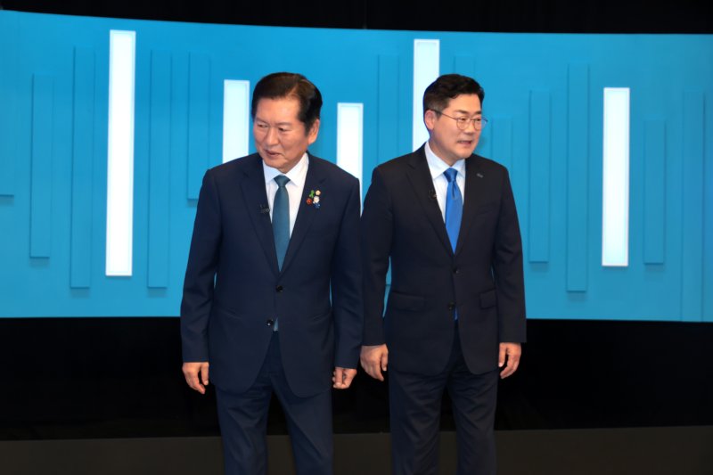 정청래(왼쪽), 박찬대 더불어민주당 당대표 후보가 지난달 16일 서울 양천구 목동 SBS에서 TV토론회에 앞서 기념촬영을 마친 뒤 자리로 향하고 있다. 2025.7.16/뉴스1 ⓒ News1 국회사진기자단